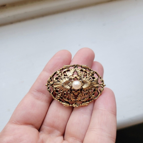 Vintage Gold Victorian Style Ornate Faux Pearl Oval Filigree Lapel Boucher Pin - Picture 5 of 7